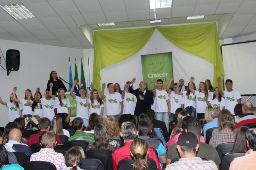 Diretor-Presidente do Instituto Crescer Legal, Iro Schunke, com os alunos em ato de encerramento - Fotos: Tiago Garcia - Folha