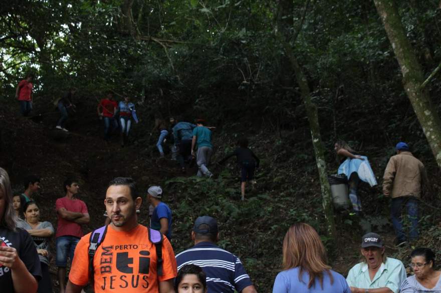 Durante todo o dia, foi intensa a movimentação de subida e descida do topo do morro