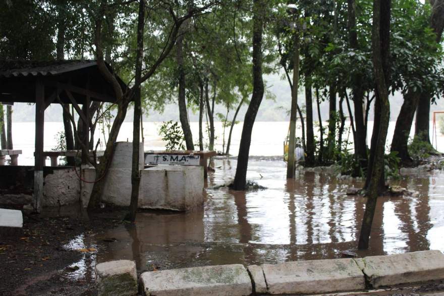 Águas já chegaram na área das churrasqueiras na Praia Carlos Larger