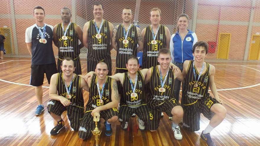 No masculino, equipe adulta do Flyboys/Gazin vai tentar mais uma conquista da Liga Municipal de Basquete - Crédito: Divulgação/ Folha