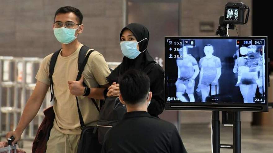 Os controles para a detecção da covid-19 em Cingapura começaram no aeroporto
Foto: Getty Images / BBC News Brasil
