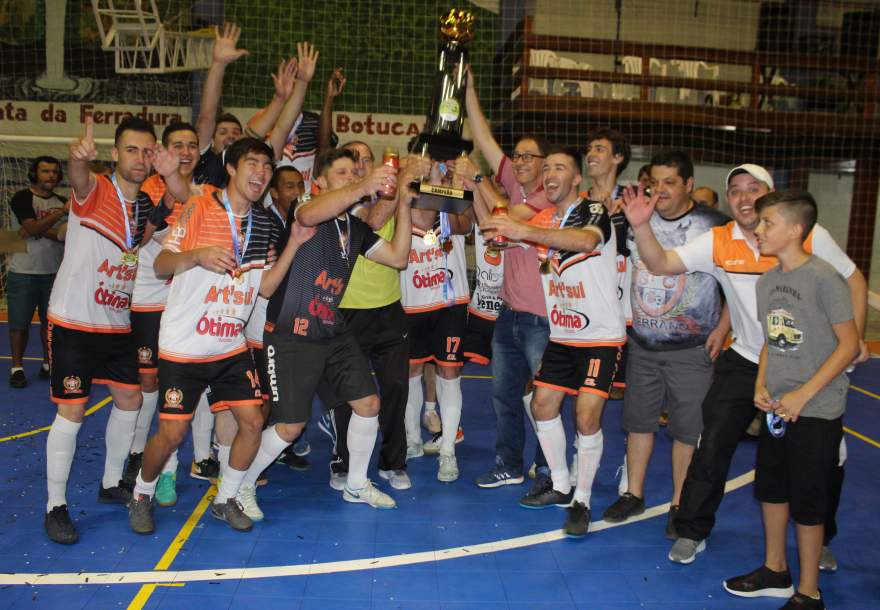 A entrega do troféu à equipe da Art Sul/Serrano, campeão da categoria livre