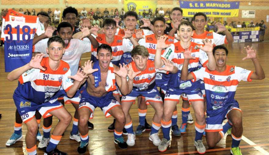 A equipe campeã da categoria sub-17