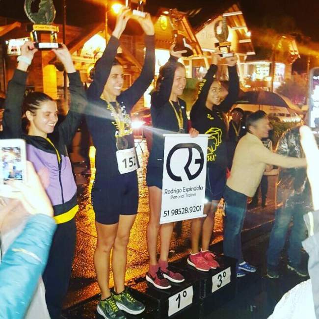 Sabrina Almeida (com o banner) venceu a prova de 15 km em Gramado, na serra gaúcha - Fotos: Divulgação/ Sabrina Ritzel de Almeida