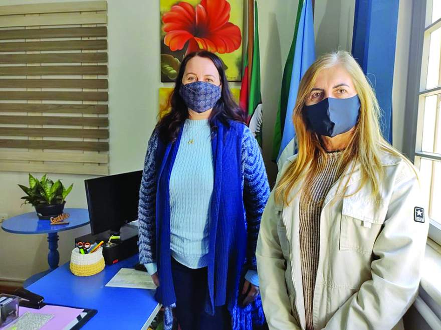 Secretária de Educação, Carla Goelzer e a supervisora Adriane Ristow: retomada com cautela