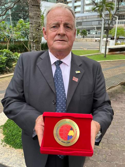 Prefeito recebeu a honraria na semana passada, em Brasília (Foto: Divulgação | Prefeitura)