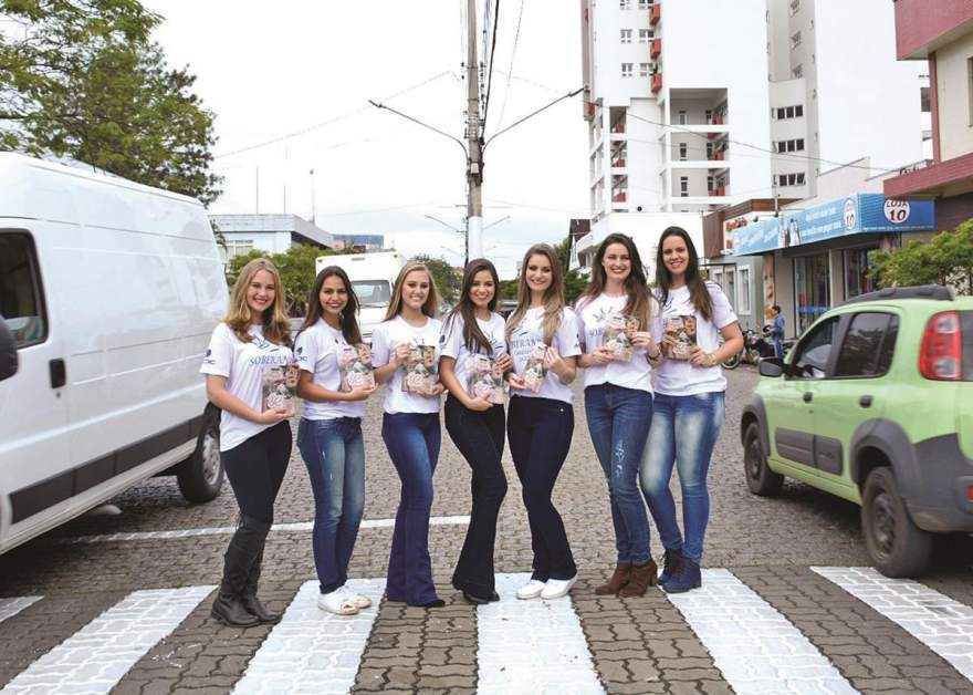 As sete candidatas aos títulos de rainha e princesas de Candelária (Fotos: Cia da Foto) 