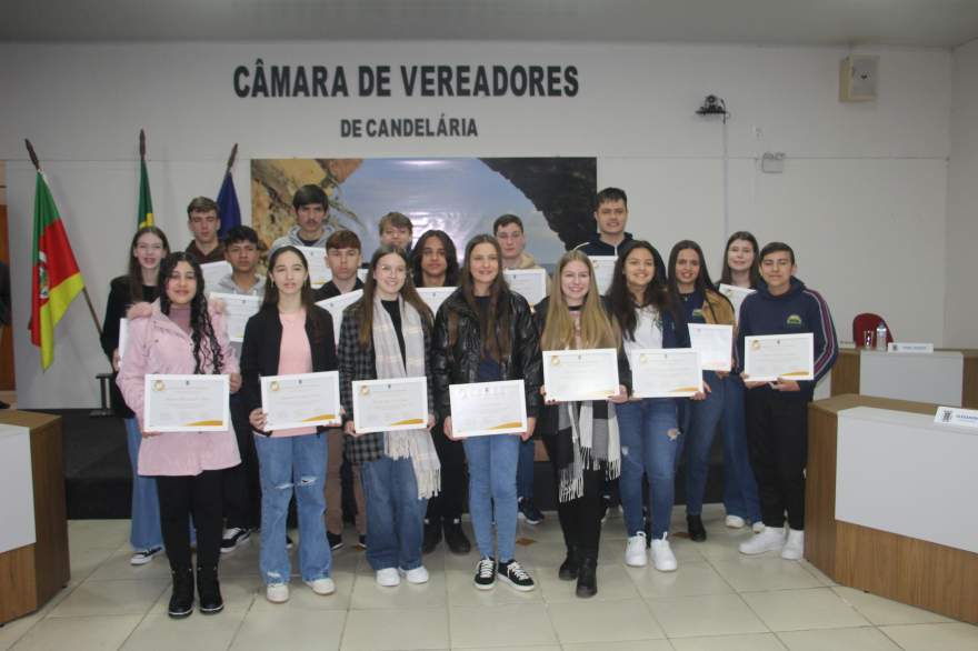 Os 18 alunos homenageados na manhã desta segunda, 12, na Câmara de Vereadores de Candelária 