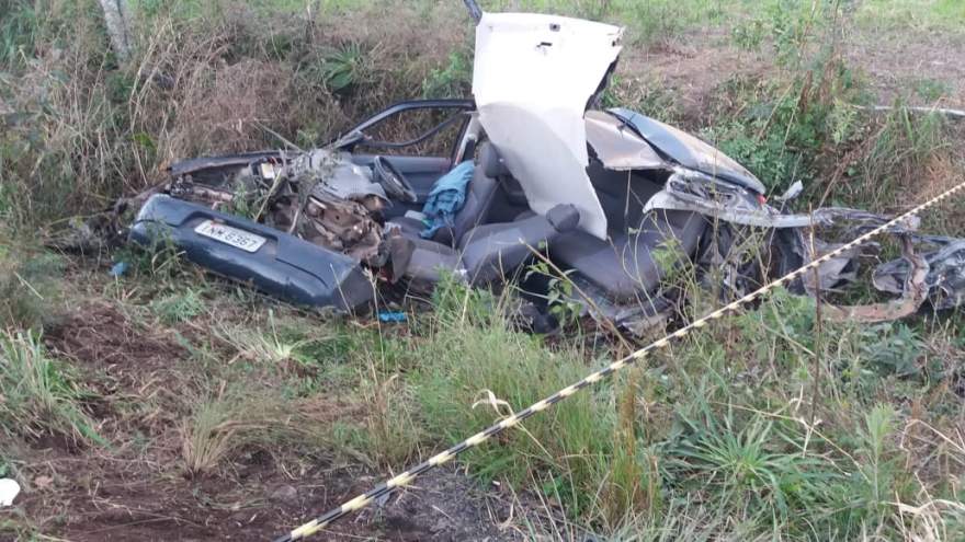 A vítima fatal foi arremessada para fora do carro