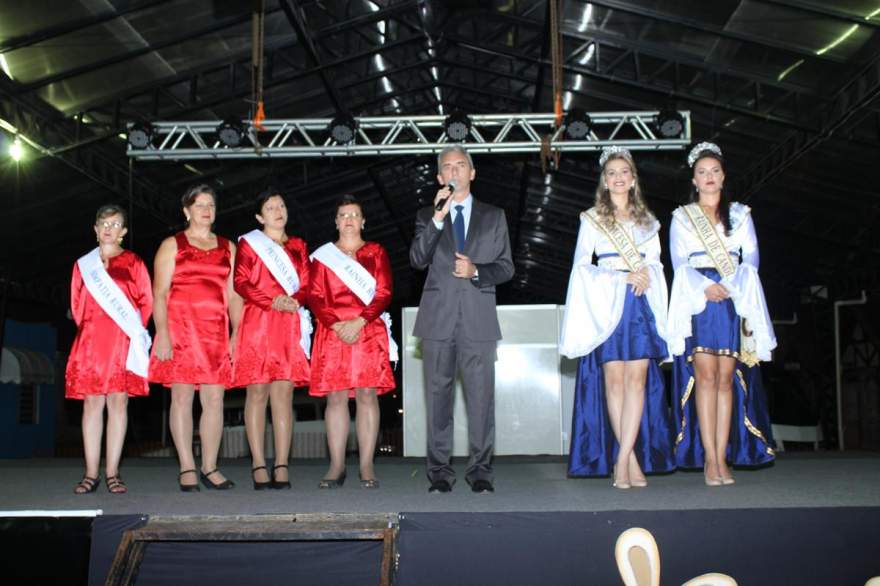 Prefeito Paulo Butzge abriu oficialmente a Chococande, ao lado da rainha e de uma das princesas e da corte da Mulher Rural