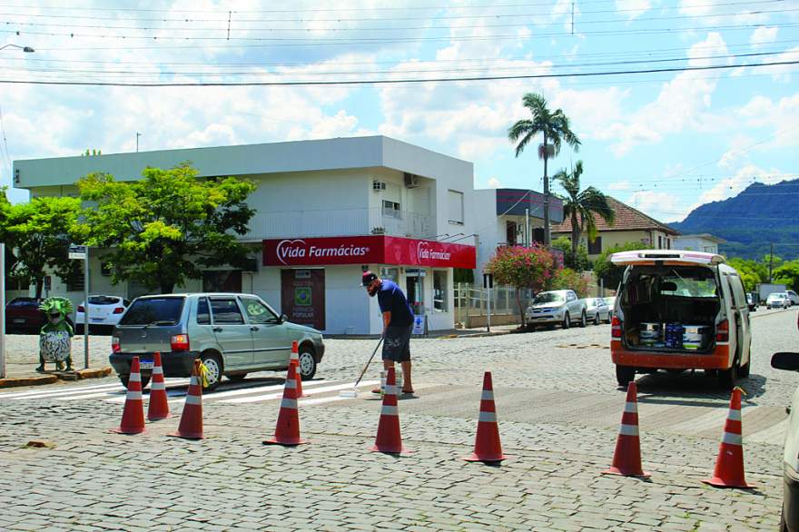 Divisão de Trânsito trabalha para reforçar as marcações de trânsito nas proximidades das escolas | Foto: Arthur Mallmann / Folha de Candelária