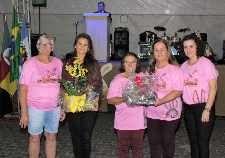 Primeira-dama Gabriela e a secretária de Assistência Social, Marta Emmel, foram homenageadas pelos grupos de mulheres