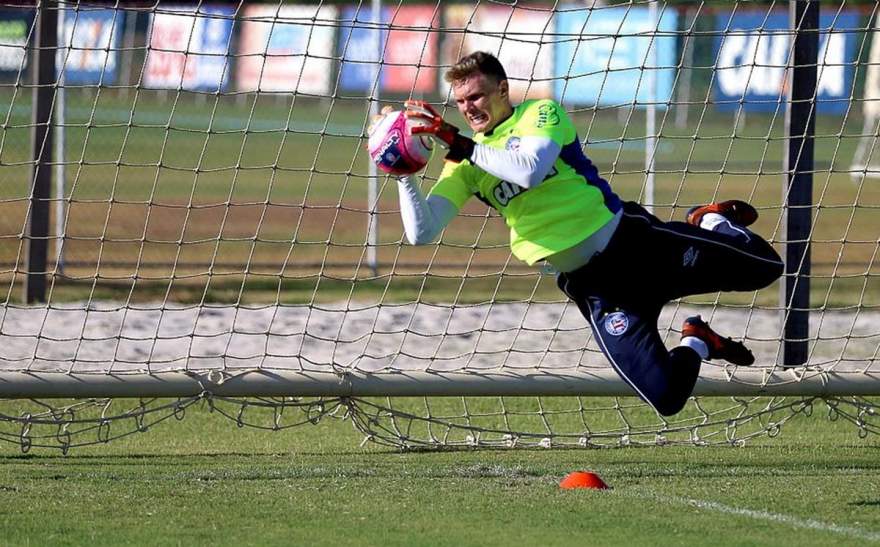 Goleiro candelariense assinou contrato de três anos com o clube baiano (Foto: EC Bahia) 