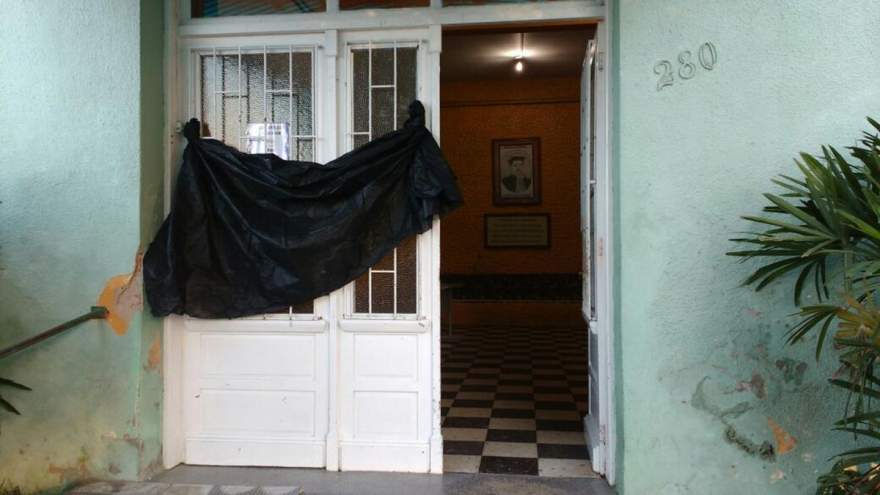Luto: uma faixa preta foi colocada na porta de entrada da escola