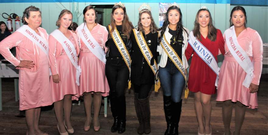 As soberanas do município com a rainha da Acanjur e a corte da Mulher Rural