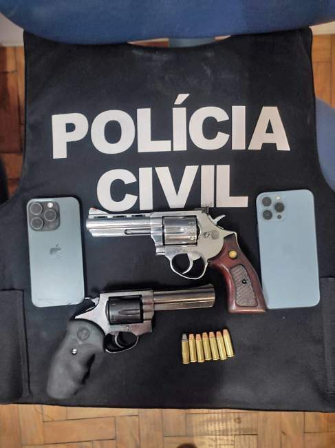 Dois revólveres calibre 32 e dois celulares também foram apreendidos