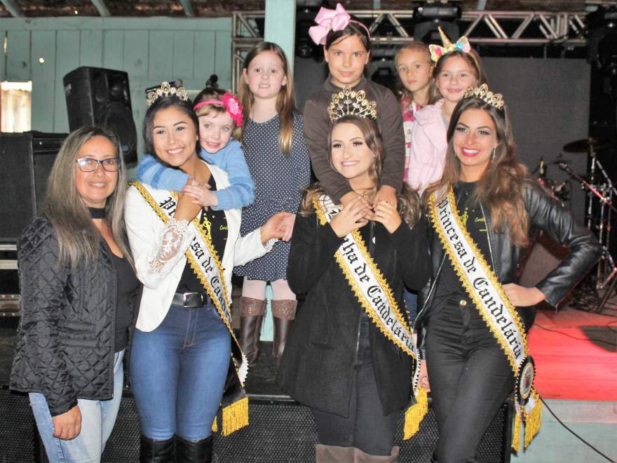 Novas soberanas foram muito requisitadas para fotos, especialmente pelas crianças