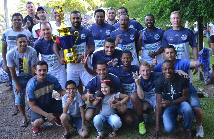 A equipe do Ewaldo Prass com o troféu de campeão. Título inédito conquistado de forma invicta