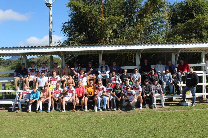 Ex-jogador em registro coletivo com os participantes da confraternização no campo do Juca