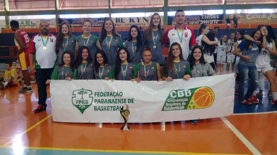 Seleção Gaúcha Sub-15 com o troféu do Sul-Brasileiro conquistado no Paraná - Crédito: Divulgação / Flyboys