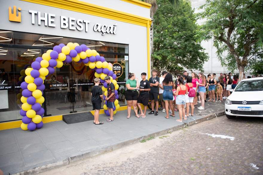 Na abertura, os 100 primeiros clientes foram contemplados com copos personalizados