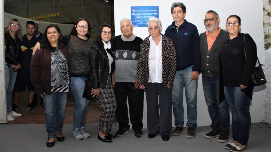 Reconhecimento registrado em placa de identificação: o homenageado ao lado de seus familiares