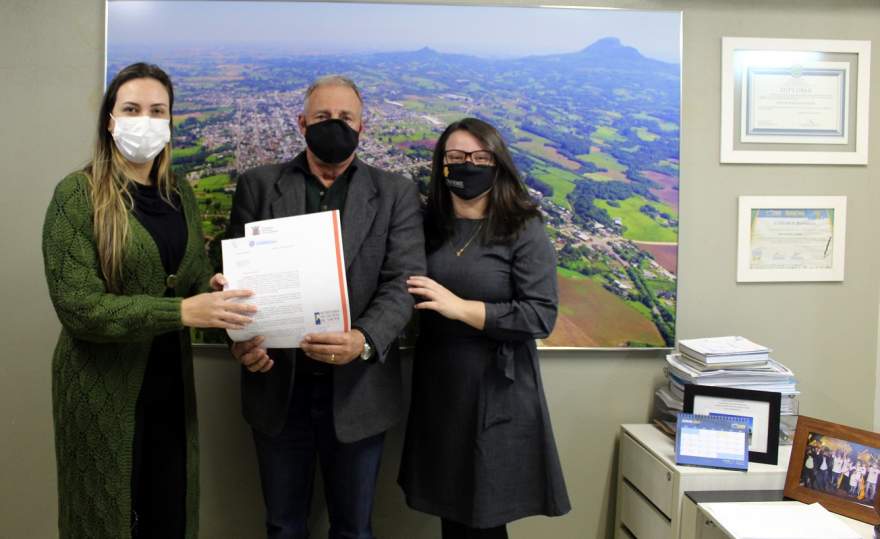 Secretária Grazieli Priebe, prefeito Nestor Ellwanger e Francieli Schröder
