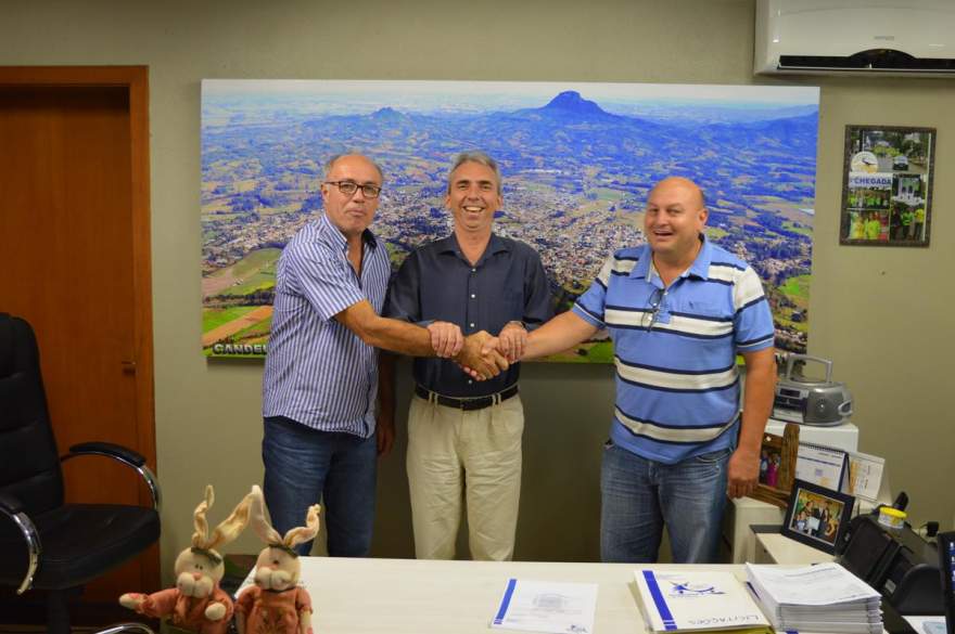 O prefeito Paulo Butzge entre João Francisco e Dilamar Braga (Foto: Melise Wollmann Scortegagna)