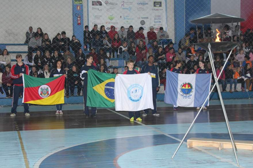 A chama e as bandeiras ao fundo: competições abrem com as disputas de futsal