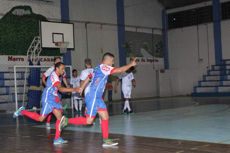 Anaro comemora o gol do empate do Atlético