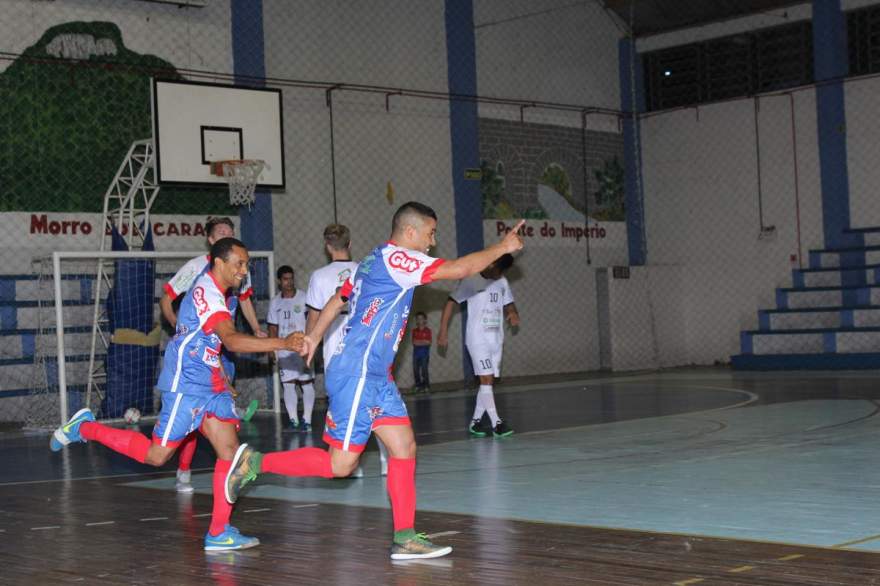 Anaro comemora o gol do empate do Atlético