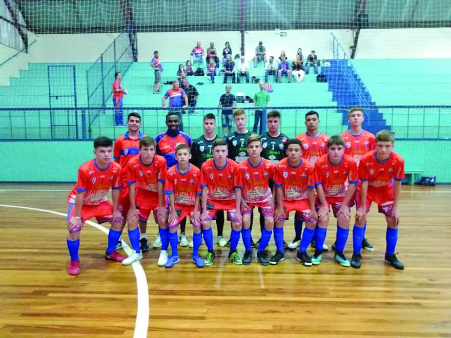 A equipe da Korpus/Atlético em Sananduva: a um empate da vaga nas quartas de final 