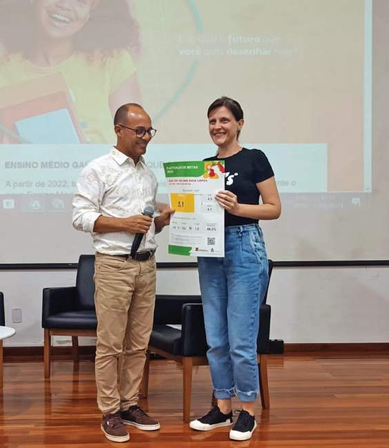 A diretora Ana Luisa Brandt recebeu a notícia durante a o encontro de abertura do ano letivo, promovido pela 6ª CRE, em Santa Cruz do Sul