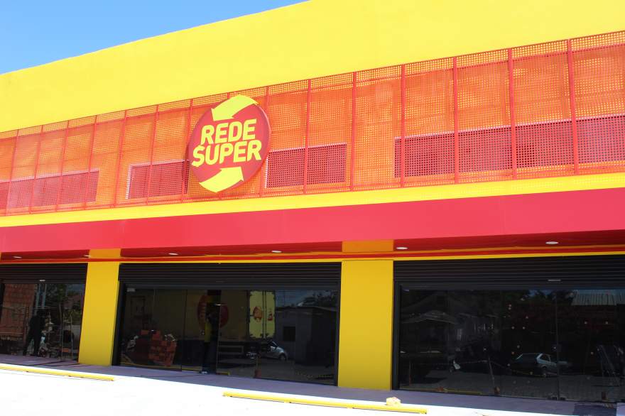 A fachada do supermercado na rua Andrade Nves: área toda climatizada e 20 caixas no total