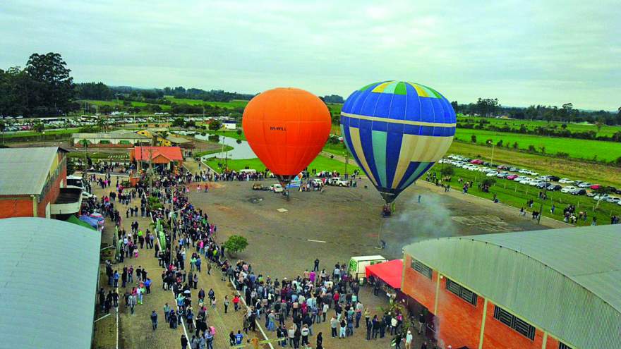 Atração inédita no município, voo cativo de Balão foi um dos pontos alto da festa 