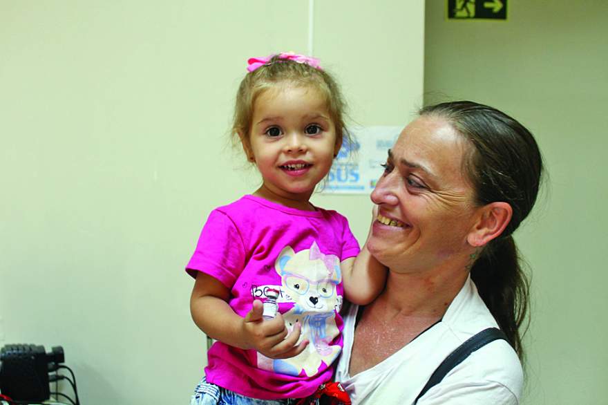 A mamãe Aline já garantiu a primeira dose da nova vacina para a pequena Isadora, de 2 anos | Foto: Charles Silva / Folha de Candelária