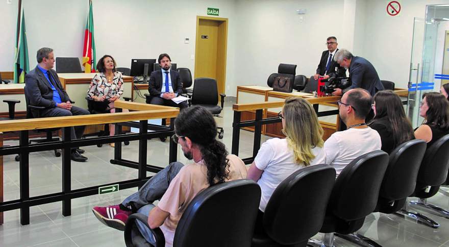 Desembargadora Iris Helena Medeiros Nogueira, Presidente do TJRS, conversou com os servidores do Fórum  | Foto: Charles Silva / Folha de Candelária