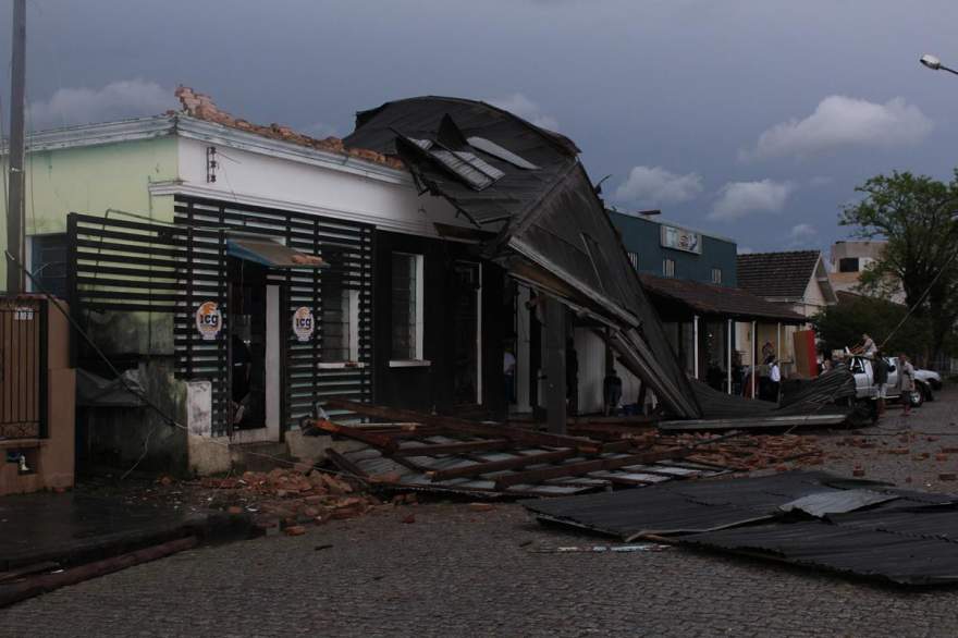 Prédio que abriga a empresa ICG teve o telhado destruído