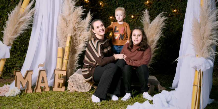 Nádia com a sua filha Manuela e seu filho Gael: amor que transborda (Foto: Acervo pessoal)