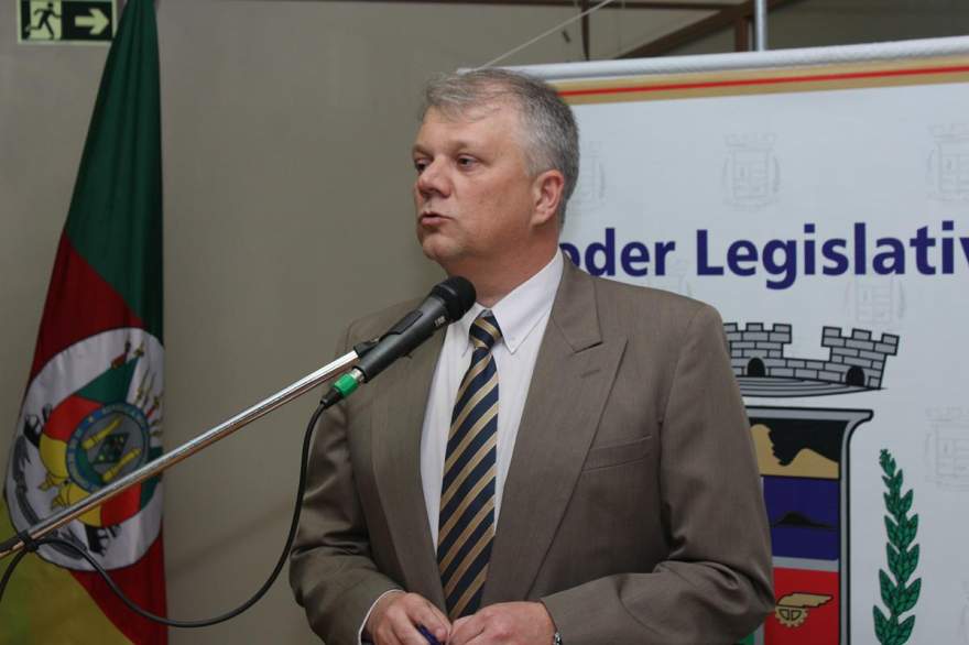 Ângelo Hoff: homenagem justa e pedagógica