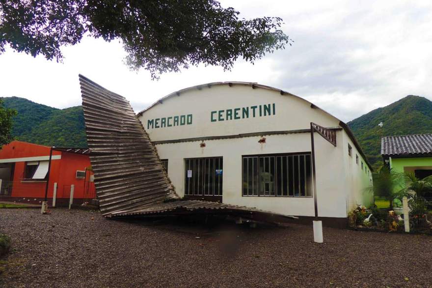 Mercado Cerentini teve toldo arrancado 
