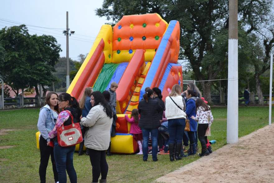 Atrações para crianças incluem brinquedos infláveis