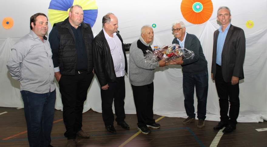 Solenidade foi encerrada com a entrega de um presente para o homenageado 