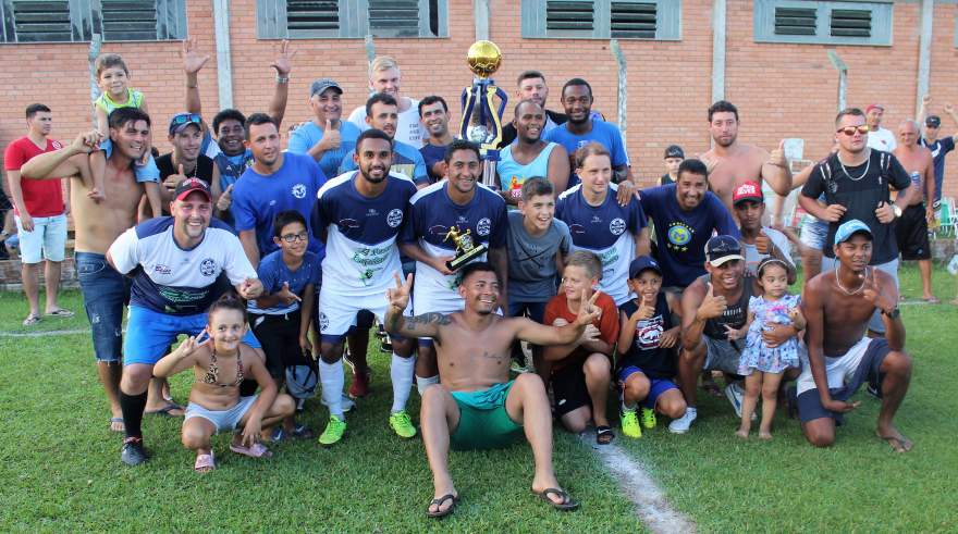 Equipe do Ewaldo Prass com o troféu de campeão das equipes B