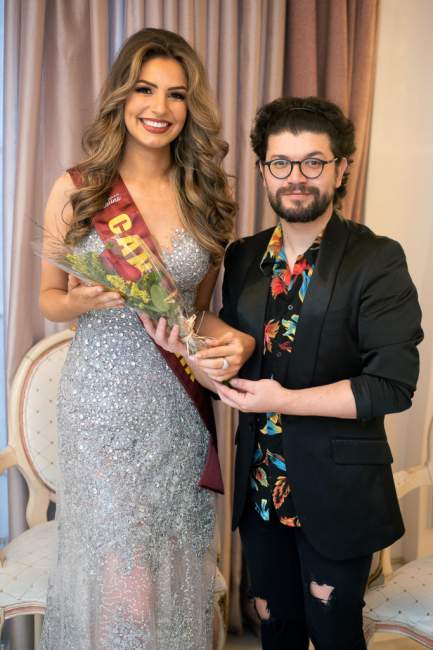Priscila Moraes recebe flores de Michael Costa, organizador do Miss Latina RS