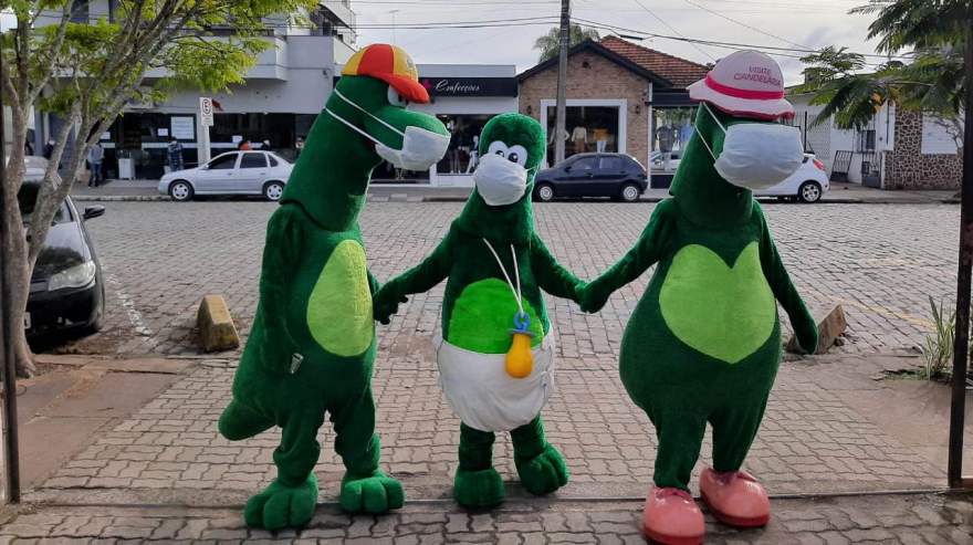 Registro da chegada do Dino Júnior, com os pais Candino e Candina, na EMEI Rio Branco