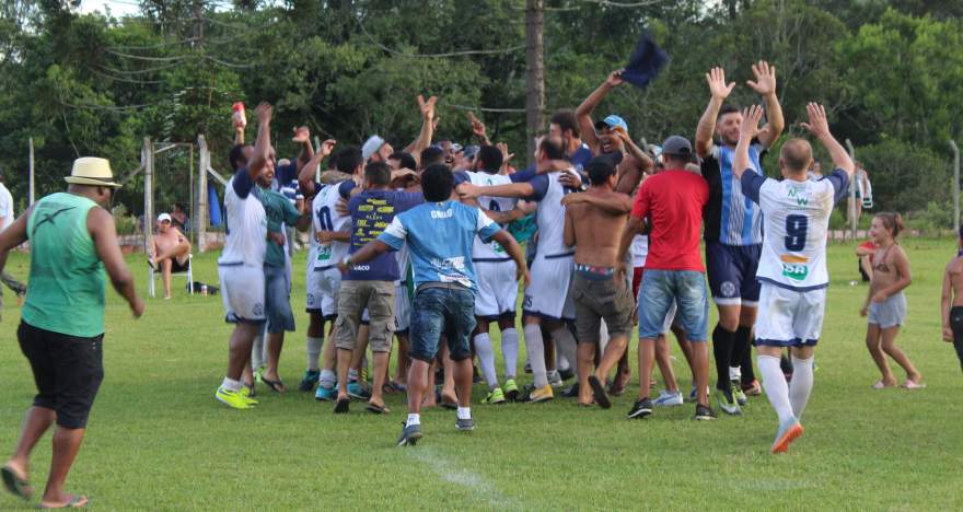 Ainda no campo de jogo, o início da comemoração do título do Ewaldo Prass nas equipes A