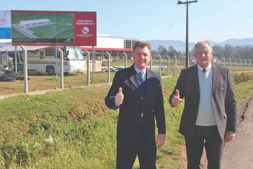 Prefeito e vice em frente às instalações da nova fábrica da Beira Rio: mais renda e mais empregos 