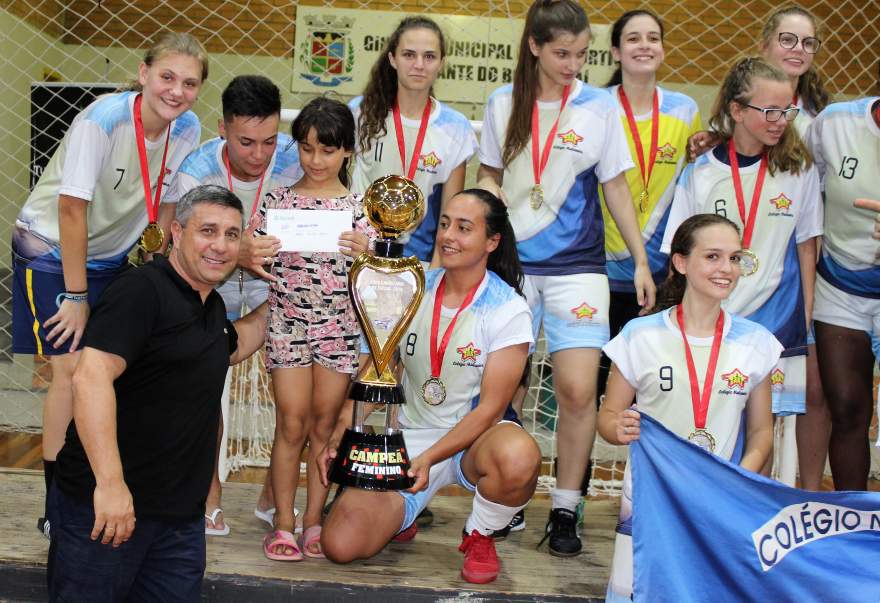 Abelardo Carvalho, da Abel Automóveis, patrocinou a premiação em dinheiro do campeão feminino. Na foto, a entrega do prêmio 