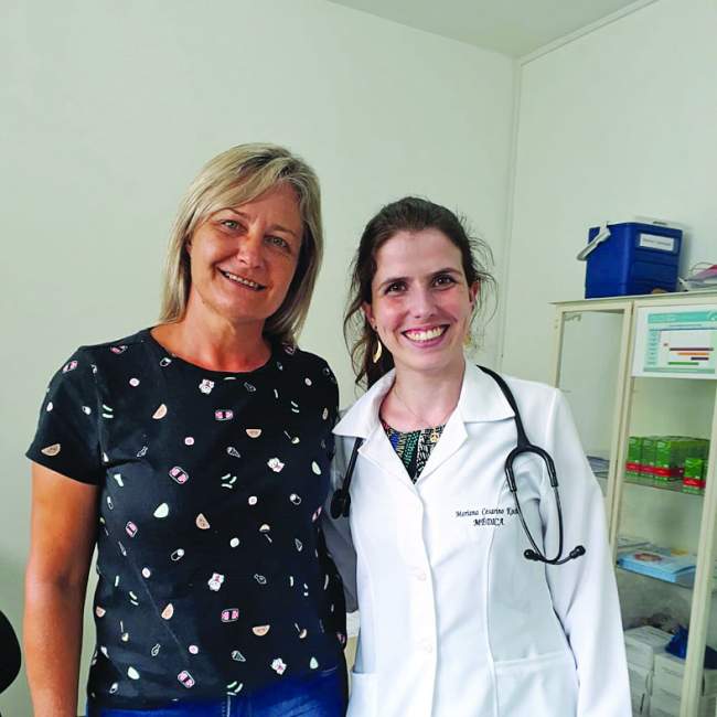 A médica Mariana com a secretária Sandra: boas-vindas